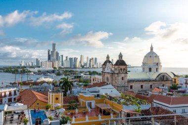 Cartagena, Bolivar, Kolombiya. 3 Kasım 2021: Şehir manzaralı ve mavi gökyüzü manzaralı panoramik manzara.