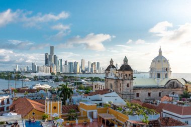 Cartagena, Bolivar, Kolombiya. 3 Kasım 2021: Şehir manzaralı ve mavi gökyüzü manzaralı panoramik manzara.