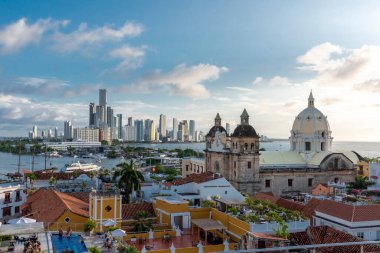 Cartagena, Bolivar, Kolombiya. 3 Kasım 2021: Şehir manzaralı ve mavi gökyüzü manzaralı panoramik manzara.