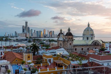 Cartagena, Bolivar, Kolombiya. 3 Kasım 2021: Şehir manzaralı ve mavi gökyüzü manzaralı panoramik manzara.