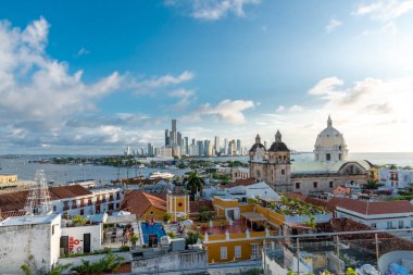 Cartagena, Bolivar, Kolombiya. 3 Kasım 2021: Şehir manzaralı ve mavi gökyüzü manzaralı panoramik manzara.