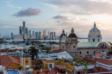 Cartagena, Bolivar, Kolombiya. 3 Kasım 2021: Şehir manzaralı ve mavi gökyüzü manzaralı panoramik manzara.