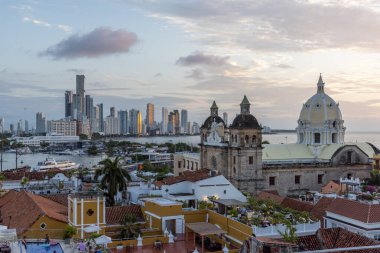 Cartagena, Bolivar, Kolombiya. 3 Kasım 2021: Şehir manzaralı ve mavi gökyüzü manzaralı panoramik manzara.