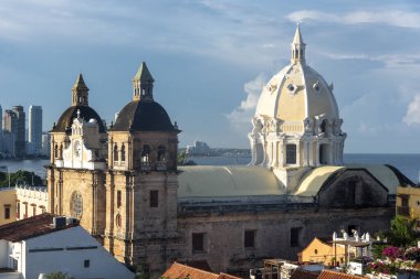 Cartagena, Bolivar, Kolombiya. 3 Kasım 2021: Şehir manzaralı ve mavi gökyüzü manzaralı panoramik manzara.