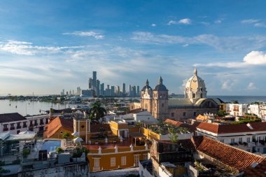 Cartagena, Bolivar, Kolombiya. 3 Kasım 2021: Şehir manzaralı ve mavi gökyüzü manzaralı panoramik manzara.