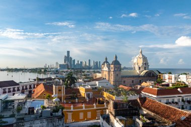 Cartagena, Bolivar, Kolombiya. 3 Kasım 2021: Şehir manzaralı ve mavi gökyüzü manzaralı panoramik manzara.