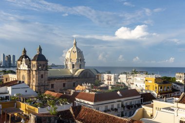Cartagena, Bolivar, Kolombiya. 3 Kasım 2021: Şehir manzaralı ve mavi gökyüzü manzaralı panoramik manzara.