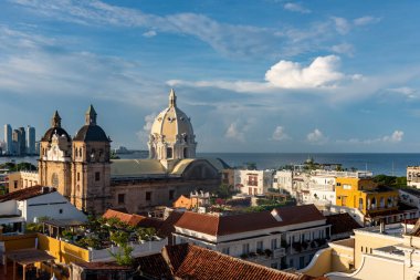 Cartagena, Bolivar, Kolombiya. 3 Kasım 2021: Şehir manzaralı ve mavi gökyüzü manzaralı panoramik manzara.