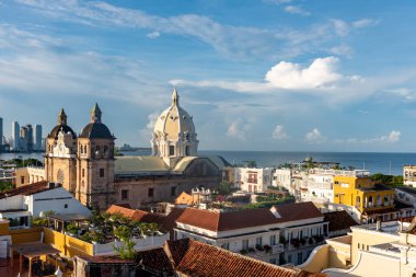 Cartagena, Bolivar, Kolombiya. 3 Kasım 2021: Şehir manzaralı ve mavi gökyüzü manzaralı panoramik manzara.