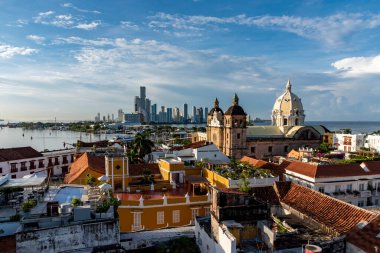 Cartagena, Bolivar, Kolombiya. 3 Kasım 2021: Şehir manzaralı ve mavi gökyüzü manzaralı panoramik manzara.