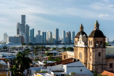 Cartagena, Bolivar, Kolombiya. 3 Kasım 2021: Şehir manzaralı ve mavi gökyüzü manzaralı panoramik manzara.