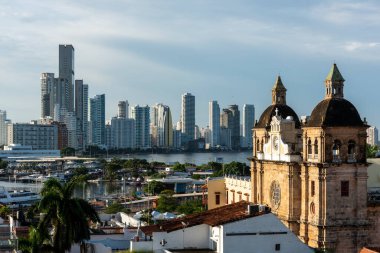 Cartagena, Bolivar, Kolombiya. 3 Kasım 2021: Şehir manzaralı ve mavi gökyüzü manzaralı panoramik manzara.