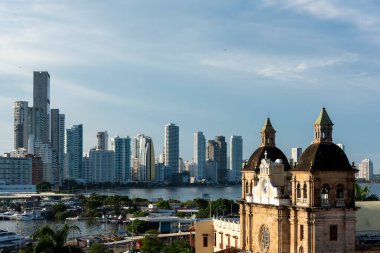 Cartagena, Bolivar, Kolombiya. 3 Kasım 2021: Şehir manzaralı ve mavi gökyüzü manzaralı panoramik manzara.