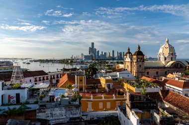 Cartagena, Bolivar, Kolombiya. 3 Kasım 2021: Şehir manzaralı ve mavi gökyüzü manzaralı panoramik manzara.