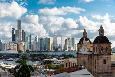 Cartagena, Bolivar, Kolombiya. 3 Kasım 2021: Şehir manzaralı ve mavi gökyüzü manzaralı panoramik manzara.