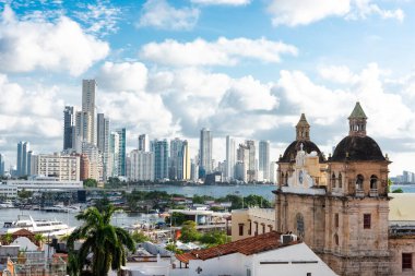 Cartagena, Bolivar, Kolombiya. 3 Kasım 2021: Şehir manzaralı ve mavi gökyüzü manzaralı panoramik manzara.