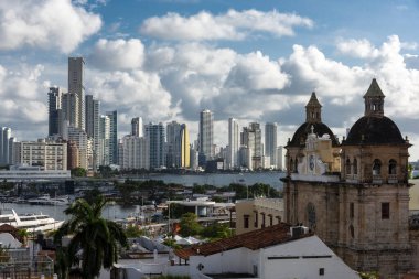 Cartagena, Bolivar, Kolombiya. 3 Kasım 2021: Şehir manzaralı ve mavi gökyüzü manzaralı panoramik manzara.