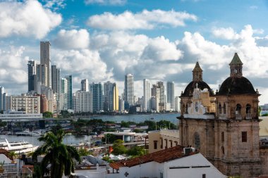 Cartagena, Bolivar, Kolombiya. 3 Kasım 2021: Şehir manzaralı ve mavi gökyüzü manzaralı panoramik manzara.
