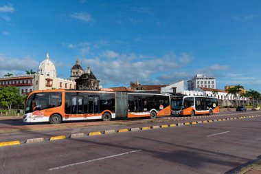 Cartagena, Bolivar, Kolombiya. 3 Kasım 2021: Transcaribe otobüsü duvarlarla çevrili şehirde.
