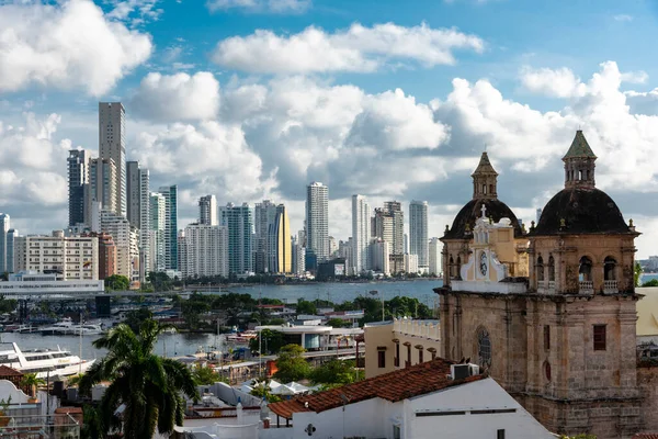 Cartagena, Bolivar, Kolombiya. 3 Kasım 2021: Şehir manzaralı ve mavi gökyüzü manzaralı panoramik manzara.