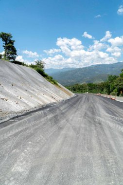 Denizden geçen yolda tepe ve mavi gökyüzü olan doğal manzara. Kolombiya.