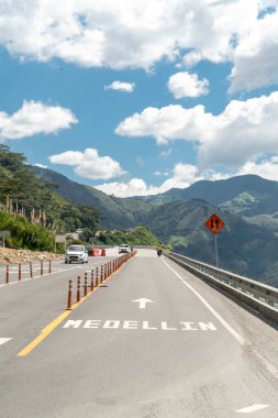 Denizden geçen yolda tepe ve mavi gökyüzü olan doğal manzara. Kolombiya.