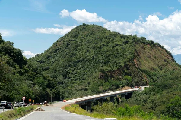 Denizden geçen yolda tepe ve mavi gökyüzü olan doğal manzara. Kolombiya.