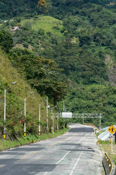 海を介して道路上の丘や青空と自然景観 コロンビア — ストック写真