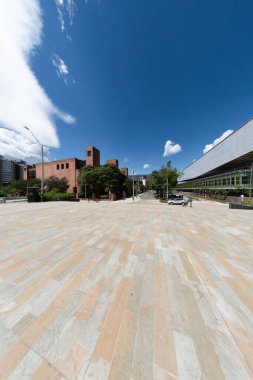 Medellin, Antioquia, Kolombiya. 7 Ağustos 2020: Parques del Ro Medelln, Kolombiya 'nın Medelln şehrinin merkezi bölgesinde yer alan ve Medelln Nehri' nin her iki kıyısını birleştiren bir doğrusal parktır..