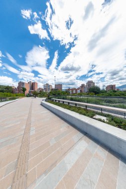 Medellin, Antioquia, Kolombiya. 7 Ağustos 2020: Parques del Ro Medelln, Kolombiya 'nın Medelln şehrinin merkezi bölgesinde yer alan ve Medelln Nehri' nin her iki kıyısını birleştiren bir doğrusal parktır..
