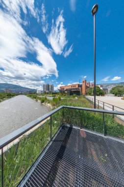 Medellin, Antioquia, Kolombiya. 7 Ağustos 2020: Parques del Ro Medelln, Kolombiya 'nın Medelln şehrinin merkezi bölgesinde yer alan ve Medelln Nehri' nin her iki kıyısını birleştiren bir doğrusal parktır.