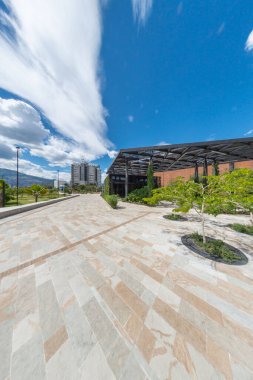 Medellin, Antioquia, Kolombiya. 7 Ağustos 2020: Parques del Ro Medelln, Kolombiya 'nın Medelln şehrinin merkezi bölgesinde yer alan ve Medelln Nehri' nin her iki kıyısını birleştiren bir doğrusal parktır.