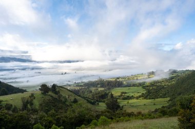 Gün doğumu, doğal manzara ve dağlar arasında sis. Sesquile, Cundicamarca, Kolombiya.