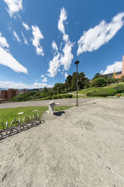 哥伦比亚Antioquia的Medellin 2020年8月7日 Uva Ilusin公园蓝天景观 — 图库照片