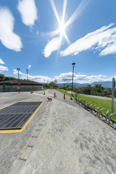 Medellin Antioquia Kolombiya Ağustos 2020 Uva Ilusin Parkında Mavi Gökyüzü — Stok fotoğraf