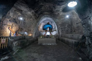 Orijinalliğini büyüleyen bir yer de Zipaquir 'den 30 dakika içinde ulaşılabilen Nemocn Tuz Madeni' dir. Kolombiya.