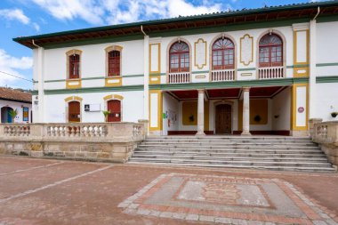 Nemocon, Cundinamarca, Kolombiya. 2 Temmuz 2021: Renkli cephe ve şehir binalarının mimarisi.