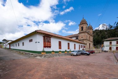 Nemocon, Cundinamarca, Kolombiya. 2 Temmuz 2021: Renkli cephe ve şehir binalarının mimarisi.