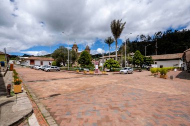 Nemocon, Cundinamarca, Kolombiya. 2 Temmuz 2021: Renkli cephe ve şehir binalarının mimarisi.