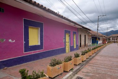Nemocon, Cundinamarca, Kolombiya. 2 Temmuz 2021: Renkli cephe ve şehir binalarının mimarisi.