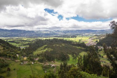 Nemocon, Cundinamarca 'da mavi gökyüzü olan panoramik ve kırsal alan.