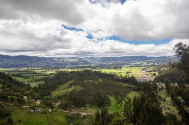 Nemocon, Cundinamarca 'da mavi gökyüzü olan panoramik ve kırsal alan.