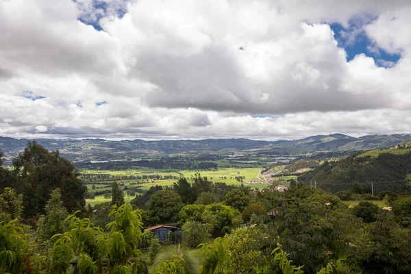 昆迪纳马卡省内莫肯蓝天的全景和农村景观 — 图库照片