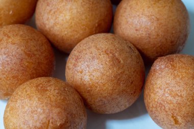 Beyaz bir tabakta ön planda Buuelos. 