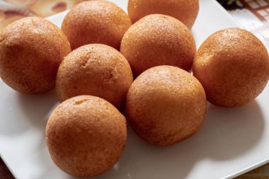 Beyaz bir tabakta ön planda Buuelos. 