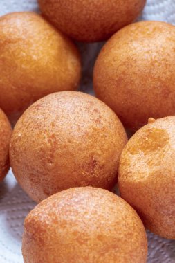 Beyaz bir tabakta ön planda Buuelos. 