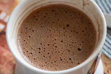 Çikolata ve köpük ön planda. Kolombiya.