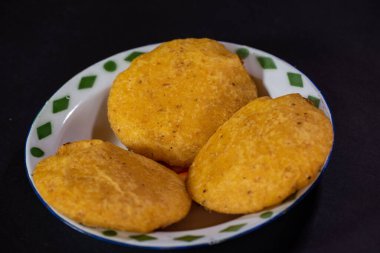 Siyah arka plandaki teneke üzerindeki yumurta örnekleri..