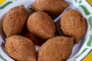 Çiçekli ve sarı arka planlı Kibbeh.