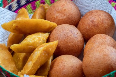 Kahvaltıda börek ve börek. Tipik Kolombiya yemekleri.. 